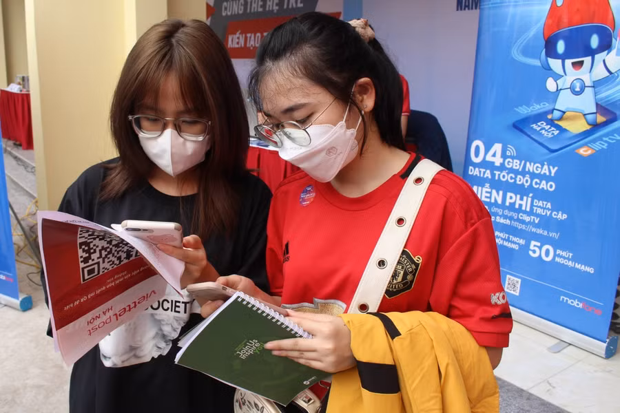 Sinh viên Trường Đại học Mở Hà Nội tham gia Ngày hội tuyển dụng.