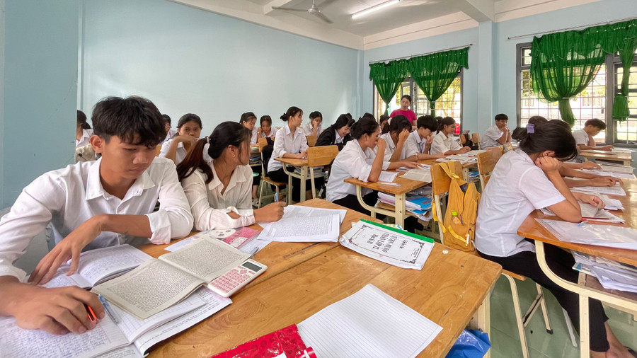 Học sinh lớp 12, trường Phổ thông Dân tộc nội trú huyện Sa Thầy gấp rút ôn tập. Học sinh lớp 12, trường Phổ thông Dân tộc nội trú huyện Sa Thầy gấp rút ôn tập.