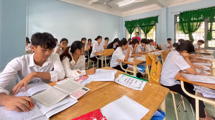 Học sinh lớp 12, trường Phổ thông Dân tộc nội trú huyện Sa Thầy gấp rút ôn tập.