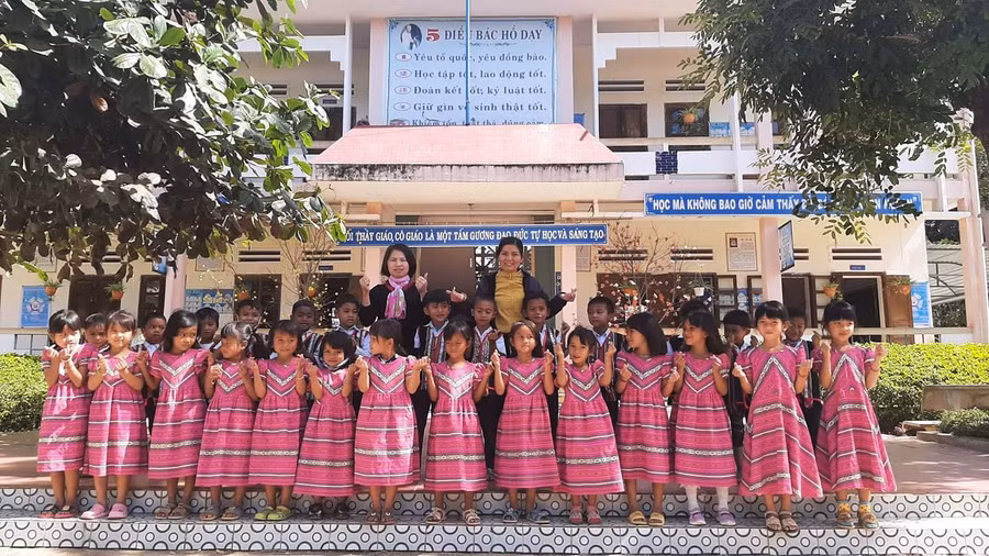 Cô Đậu Thị Lan (bên phải) cùng các em học sinh mặc trang phục truyền thống.