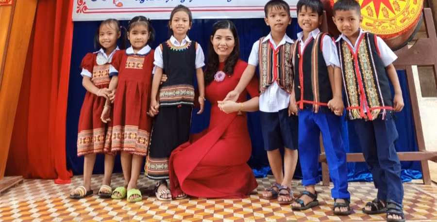 Cô Đậu Thị Lan cùng các em học sinh Trường Tiểu học Đặng Trần Côn.