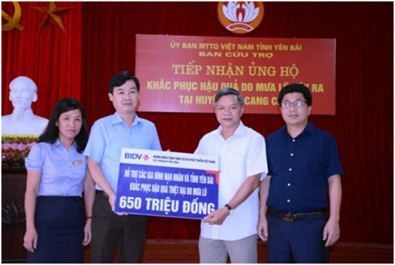 Đồng chí Nông Văn Lịnh, Ủy viên BTV tỉnh ủy, Chủ tịch Ủy ban MTTQ Việt Nam tỉnh Yên Bái tiếp nhận tiền hỗ trợ của BIDV