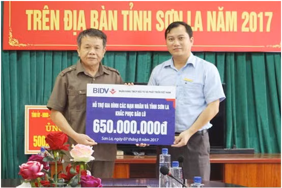 Đồng chí Lò Mai Kiên, Ủy viên BTV tỉnh ủy, Chủ tịch Ủy ban MTTQ Việt Nam tỉnh Sơn La tiếp nhận tiền hỗ trợ của BIDV