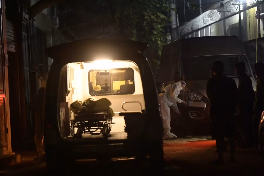 Nạn nhân tử vong được lực lượng chức năng đưa ra ngoài.