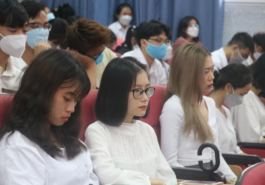 Tân sinh viên tham dự Lễ khai giảng năm học mới của Học viện Y dược học cổ truyền Việt Nam. Tân sinh viên tham dự Lễ khai giảng năm học mới của Học viện Y dược học cổ truyền Việt Nam.