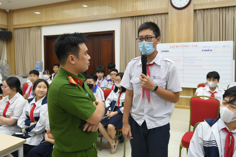 Những câu hỏi được học sinh hỏi trực tiếp với những cán bộ chiến sĩ. Những câu hỏi được học sinh hỏi trực tiếp với những cán bộ chiến sĩ.