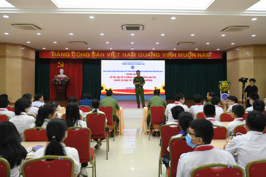 Buổi tuyên truyền về tác hại và kỹ năng phòng chống ma túy, thuốc lá điện tử trong học đường được tổ chức tại trường THCS Ngô Sĩ Liên - Hoàn Kiếm - Hà Nội được sự quan tâm của đông đảo các bạn học sinh. Buổi tuyên truyền về tác hại và kỹ năng phòng chống ma túy, thuốc lá điện tử trong học đường được tổ chức tại trường THCS Ngô Sĩ Liên - Hoàn Kiếm - Hà Nội được sự quan tâm của đông đảo các bạn học sinh.