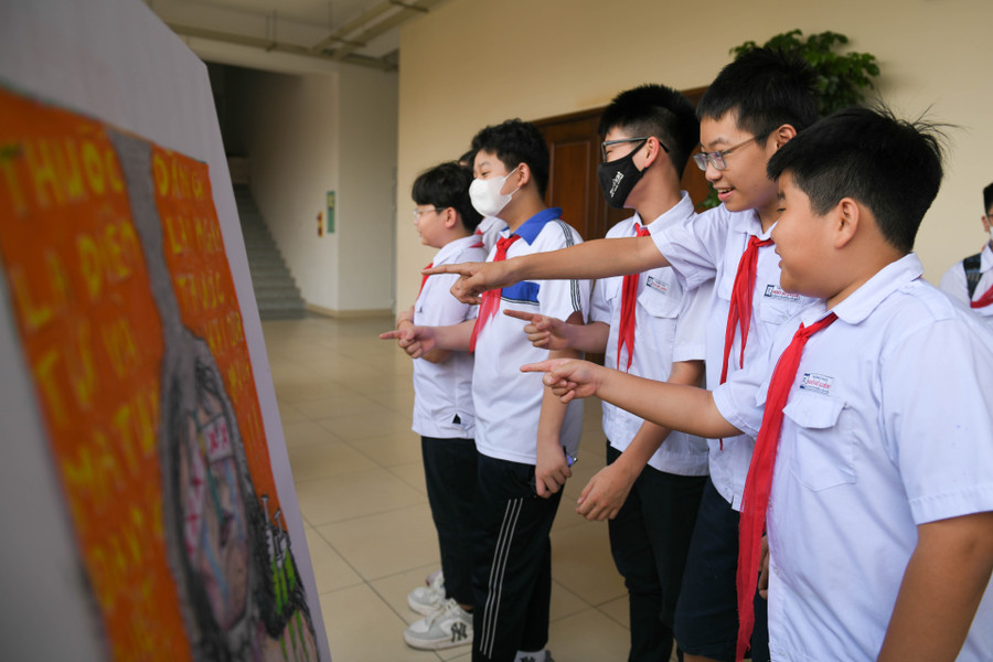 Được biết, trong quý 1/2023, Phòng Cảnh sát điều tra tội phạm về ma túy đã phát hiện 48 vụ, 61 đối tượng, xử lý hình sự 48 đối tượng phạm tội vận chuyển, mua bán, tàng trữ và sử dụng trái phép các loại ma túy núp bóng thực phẩm, thuốc lá. Ma túy thế hệ mới có khả năng gây nghiện rất nhanh, tàn phá hệ thần kinh trung ương, gây hoang tưởng cho người dùng. Do đó, cơ quan Công an khuyến cáo người dân, đặc biệt là các em học sinh tuyệt đối không được sử dụng dù chỉ thử một lần. Được biết, trong quý 1/2023, Phòng Cảnh sát điều tra tội phạm về ma túy đã phát hiện 48 vụ, 61 đối tượng, xử lý hình sự 48 đối tượng phạm tội vận chuyển, mua bán, tàng trữ và sử dụng trái phép các loại ma túy núp bóng thực phẩm, thuốc lá. Ma túy thế hệ mới có khả năng gây nghiện rất nhanh, tàn phá hệ thần kinh trung ương, gây hoang tưởng cho người dùng. Do đó, cơ quan Công an khuyến cáo người dân, đặc biệt là các em học sinh tuyệt đối không được sử dụng dù chỉ thử một lần.