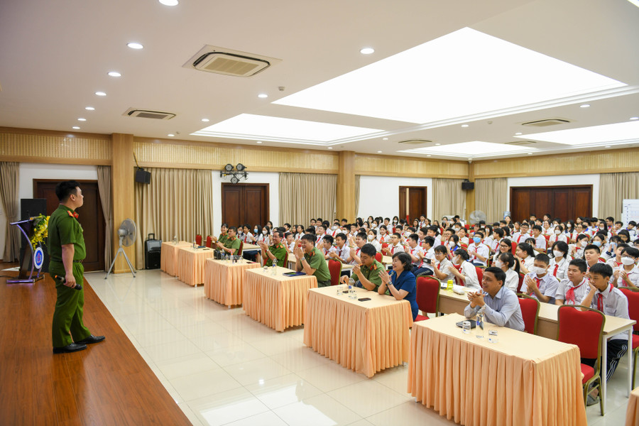 Các bạn học sinh rất hào hứng với tiết học tuyên truyền. Các bạn học sinh rất hào hứng với tiết học tuyên truyền.