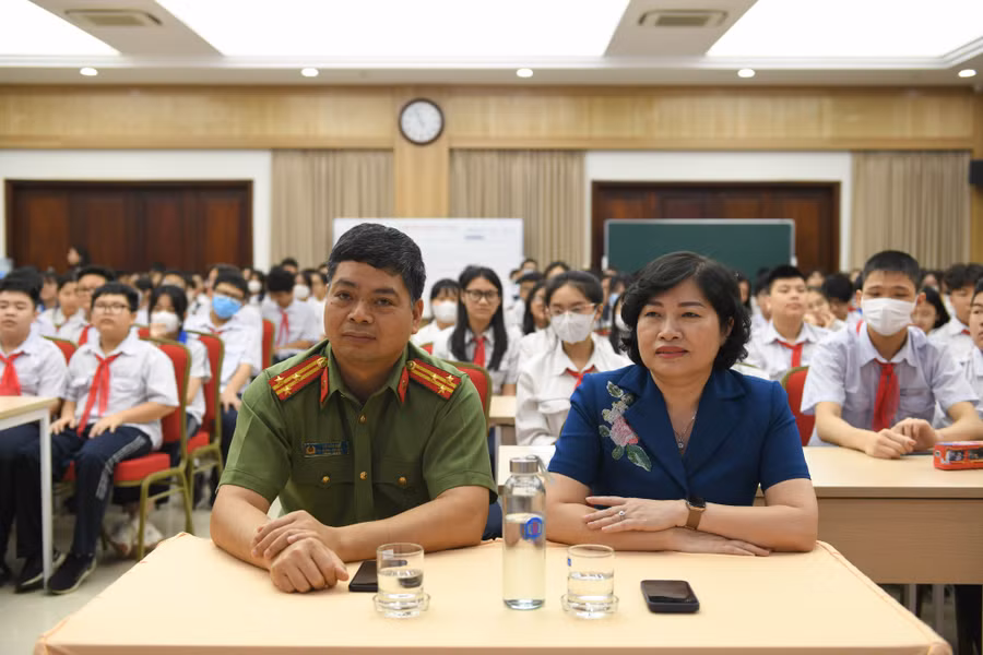 Tới dự có ông Vũ Văn Huế- Phó trưởng Công an quận Hoàn Kiếm.