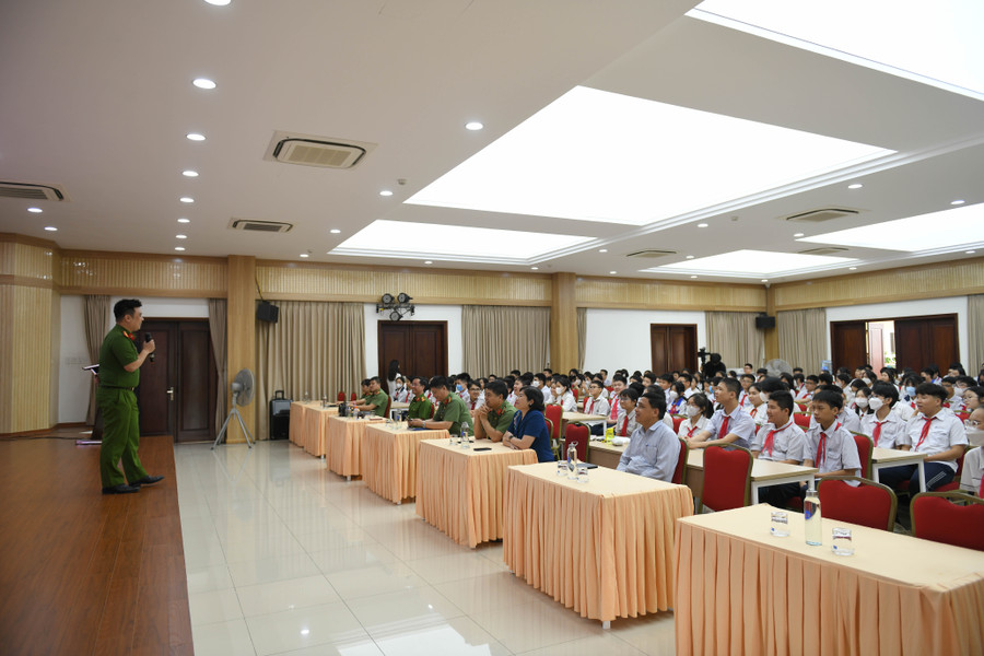 Buổi tuyên truyền với nhiều hình thức mới mẻ, trực quan tạo được sự hứng khởi đối với các em học sinh. Buổi tuyên truyền với nhiều hình thức mới mẻ, trực quan tạo được sự hứng khởi đối với các em học sinh.