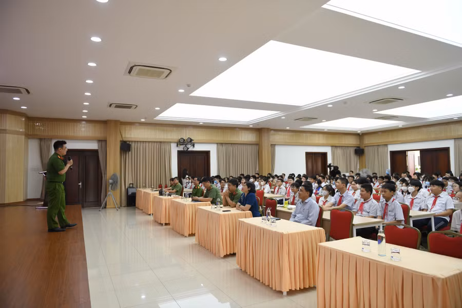 Buổi tuyên truyền với nhiều hình thức mới mẻ, trực quan tạo được sự hứng khởi đối với các em học sinh.