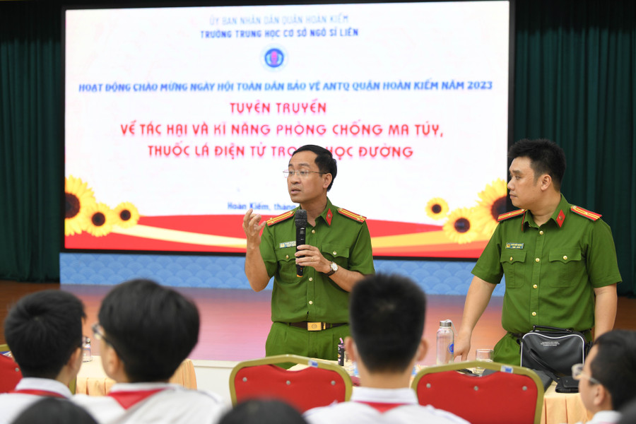 Tại tiết học những đạo cụ, hình ảnh trực quan, dễ hiểu để giúp các bạn học sinh dễ tiếp cận. Tại tiết học những đạo cụ, hình ảnh trực quan, dễ hiểu để giúp các bạn học sinh dễ tiếp cận.