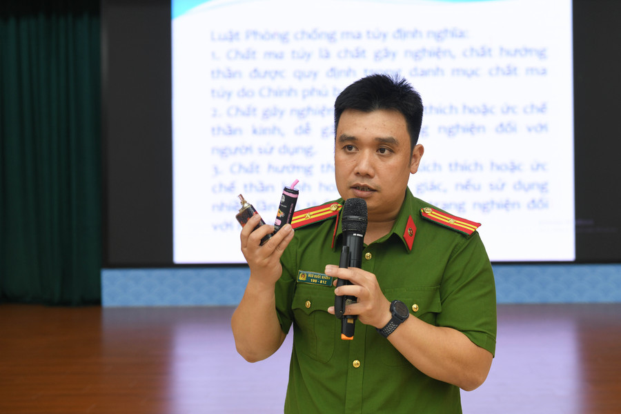 Tại tiết học những đạo cụ, hình ảnh trực quan, dễ hiểu để giúp các bạn học sinh dễ tiếp cận. Tại tiết học những đạo cụ, hình ảnh trực quan, dễ hiểu để giúp các bạn học sinh dễ tiếp cận.