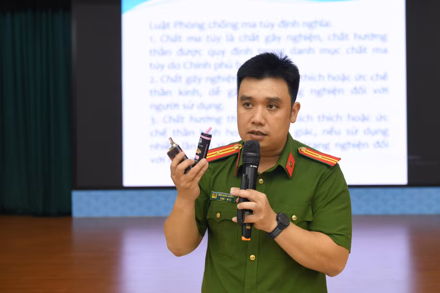 Tại tiết học những đạo cụ, hình ảnh trực quan, dễ hiểu để giúp các bạn học sinh dễ tiếp cận.