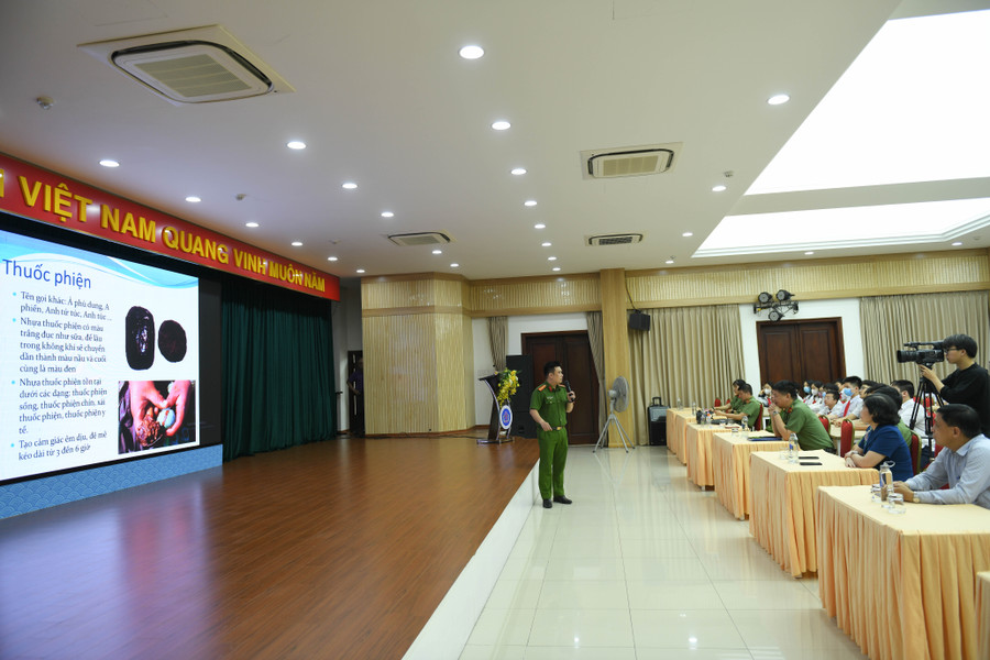 Tại tiết học những đạo cụ, hình ảnh trực quan, dễ hiểu để giúp các bạn học sinh dễ tiếp cận. Tại tiết học những đạo cụ, hình ảnh trực quan, dễ hiểu để giúp các bạn học sinh dễ tiếp cận.