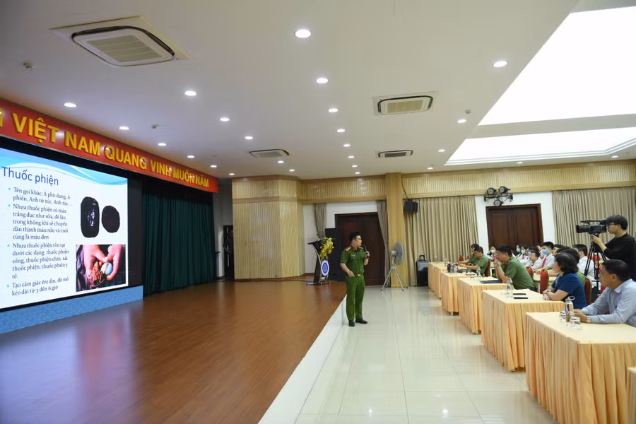 Tại tiết học những đạo cụ, hình ảnh trực quan, dễ hiểu để giúp các bạn học sinh dễ tiếp cận.