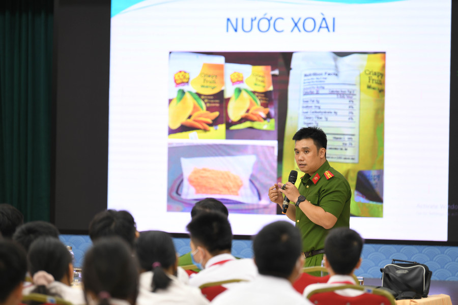 Tại tiết học những đạo cụ, hình ảnh trực quan, dễ hiểu để giúp các bạn học sinh dễ tiếp cận. Tại tiết học những đạo cụ, hình ảnh trực quan, dễ hiểu để giúp các bạn học sinh dễ tiếp cận.