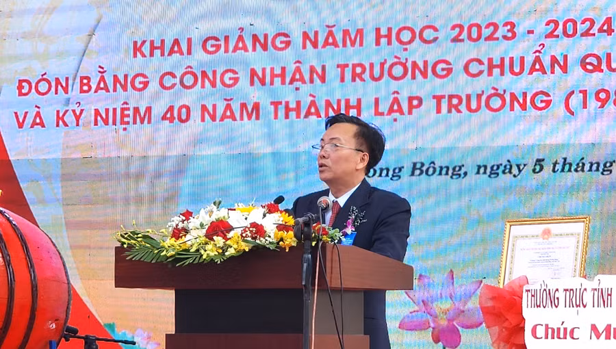 Ông Dương Kim Thạch - Bí thư Đảng bộ, Hiệu trưởng Nhà trường đọc diễn văn khai giảng năm học 2023-2024 - Ảnh: Thành Tâm.