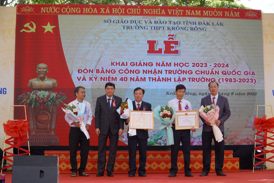 Ông Phạm Đăng Khoa - Giám đốc Sở GD&ĐT trao Bằng công nhận Trường THPT Krông Bông đạt chuẩn quốc gia mức độ 1 - Ảnh: Thành Tâm.