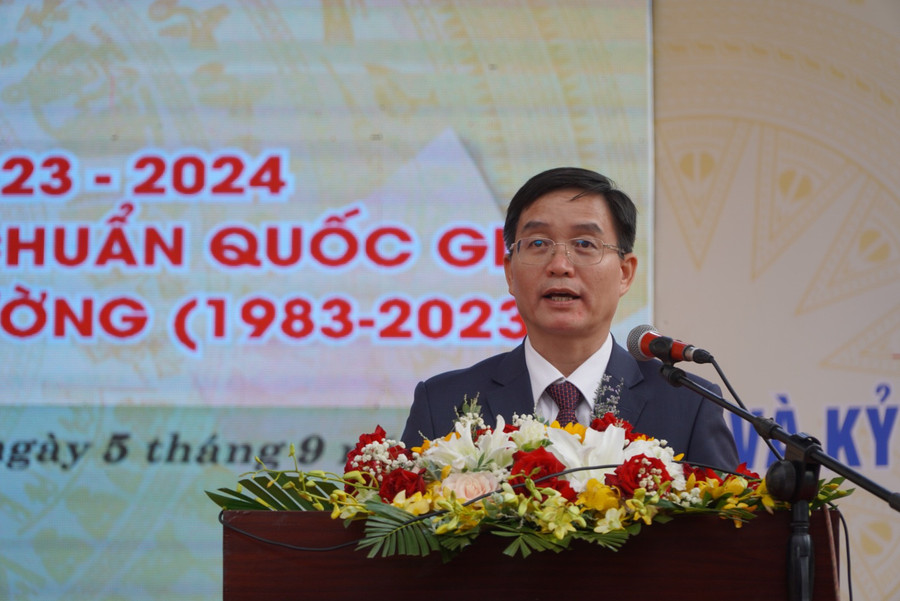 Bí thư Tỉnh ủy Đắk Lắk Nguyễn Đình Trung đọc thư của Chủ tịch nước Cộng hòa xã hội chủ nghĩa Việt Nam gửi ngành GD&amp;ĐT năm học 2023-2024 - Ảnh: Thành Tâm.