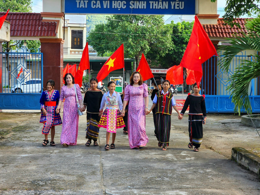 Cô trò Trường PTDT nội trú huyện Krông Bông rộn ràng đến dự lễ khai giảng năm học 2023-2024 - Ảnh: Thành Tâm. Cô trò Trường PTDT nội trú huyện Krông Bông rộn ràng đến dự lễ khai giảng năm học 2023-2024 - Ảnh: Thành Tâm.