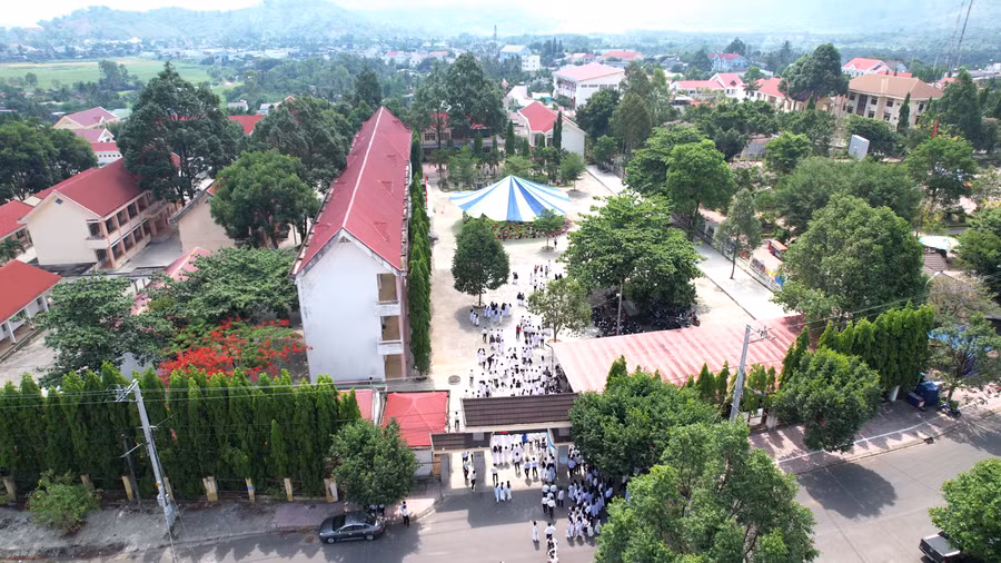 Sau 40 năm, Trường THPT Krông Bông có đầy đủ cơ sở vật chất, thiết bị dạy học - Ảnh: Thành Tâm.