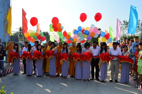 Cắt băng khánh thành cầu