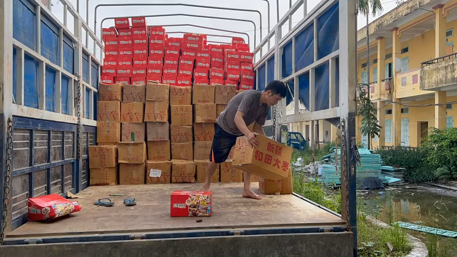 Xe tải chở hàng hóa bị lực lượng chức năng tiến hành kiểm tra, toàn bộ thùng hàng hóa trên xe có nhãn mác nước ngoài, không rõ nguồn gốc.