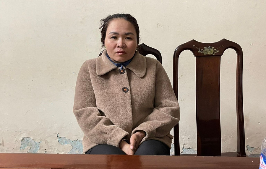 Đối tượng Phạm Thị Hồng tại cơ quan công an (ảnh: SĐ).