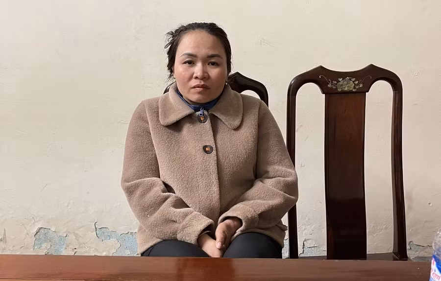 Đối tượng Phạm Thị Hồng tại cơ quan công an (ảnh: SĐ).