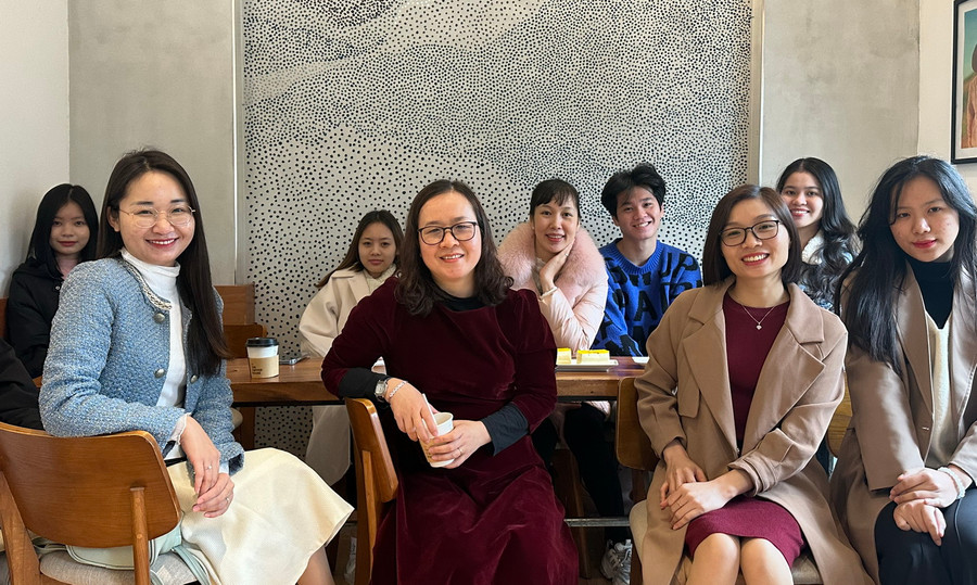 TS Trương Thúy Hằng (thứ hai từ trái qua phải, hàng đầu) cùng các đồng nghiệp và sinh viên của các nhóm thực hiện dự án trong Cuộc thi Sáng kiến giới.