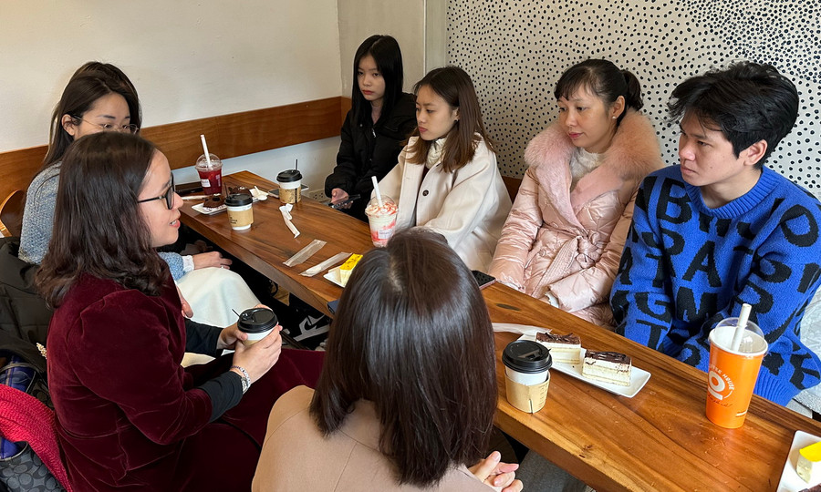 Phạm Thị Thiết (thứ hai từ trái qua phải, hàng trong) cùng các bạn sinh viên họp thảo luận, lắng nghe ý kiến tư vấn, hướng dẫn của giảng viên Học viện Phụ nữ Việt Nam.