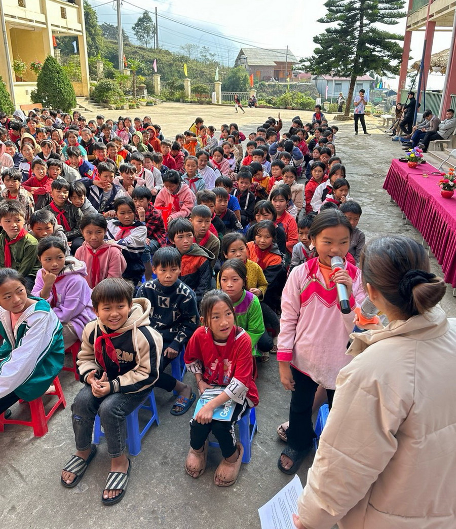 Phạm Thị Thiết và các bạn trong nhóm thực hiện phỏng vấn học sinh tại Lào Cai.