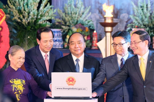 Thủ tướng Nguyễn Xuân Phúc ấn nút khai trương Cổng thông tin điện tử về liệt sĩ, mộ liệt sĩ và nghĩa trang liệt sĩ. Ảnh: VGP Thủ tướng Nguyễn Xuân Phúc ấn nút khai trương Cổng thông tin điện tử về liệt sĩ, mộ liệt sĩ và nghĩa trang liệt sĩ. Ảnh: VGP