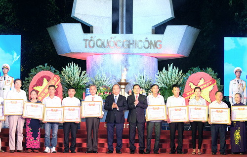 Thủ tướng Nguyễn Xuân Phúc và Trưởng ban Tổ chức Trung ương Phạm Minh Chính trao Bằng Tổ quốc ghi công cho thân nhân gia đình các liệt sĩ. Ảnh: VGP Thủ tướng Nguyễn Xuân Phúc và Trưởng ban Tổ chức Trung ương Phạm Minh Chính trao Bằng Tổ quốc ghi công cho thân nhân gia đình các liệt sĩ. Ảnh: VGP