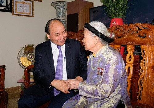 Thủ tướng Nguyễn Xuân Phúc thăm Mẹ Việt Nam Anh hùng Nguyễn Thị Tẹo ở thị xã Sơn Tây. Ảnh: VGP Thủ tướng Nguyễn Xuân Phúc thăm Mẹ Việt Nam Anh hùng Nguyễn Thị Tẹo ở thị xã Sơn Tây. Ảnh: VGP
