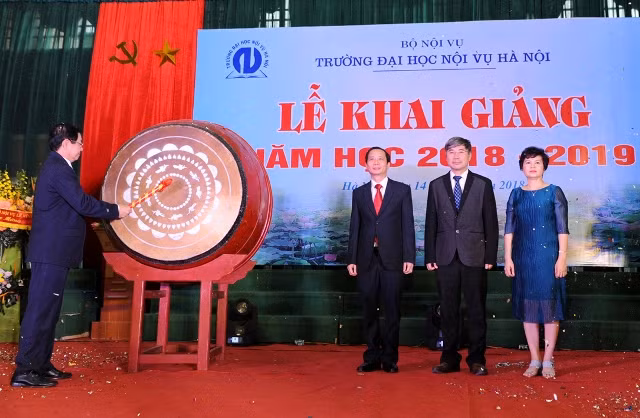 Bộ trưởng Bộ Nội vụ Lê Vĩnh Tân đánh trống khai trường