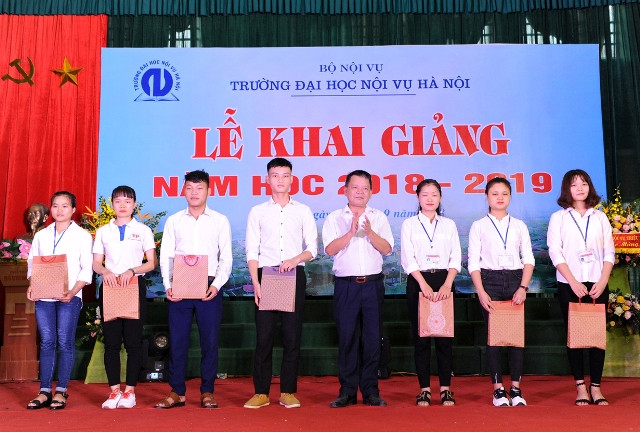 Tặng quà cho sinh viên có hoàn cảnh có hoàn cảnh khó khăn vươn lên trong học tập Tặng quà cho sinh viên có hoàn cảnh có hoàn cảnh khó khăn vươn lên trong học tập