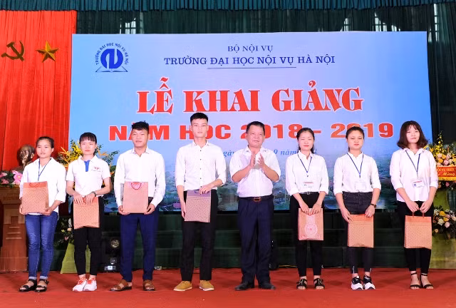 Tặng quà cho sinh viên có hoàn cảnh có hoàn cảnh khó khăn vươn lên trong học tập