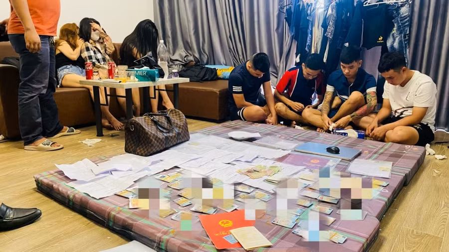 Cơ quan chức năng thu giữ nhiều tang vật, tài liệu liên quan. (Ảnh: Công an Quảng Bình)