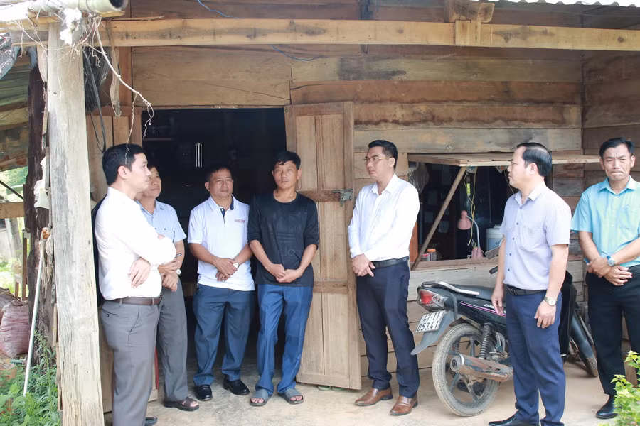 Đại diện gia đình cô Tú gửi lời cảm ơn đến Báo GD&TĐ, Sở GD&ĐT Đắk Nông và xã hội đã hỗ trợ để cứu con. (Ảnh: Thành Tâm)