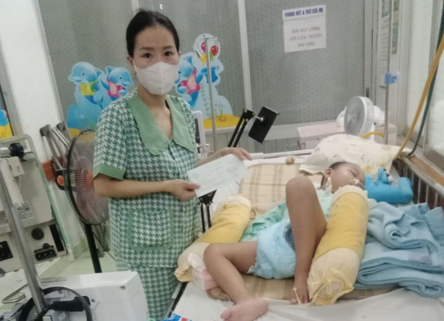 Cô Tú cầu mong sự sống cho con trai bé bỏng. (Ảnh: VD) Cô Tú cầu mong sự sống cho con trai bé bỏng. (Ảnh: VD)