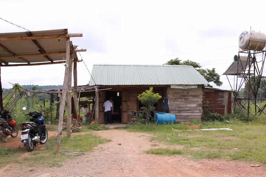 Căn nhà tạm bợ của gia đình cô Tú. (Ảnh: Thành Tâm)