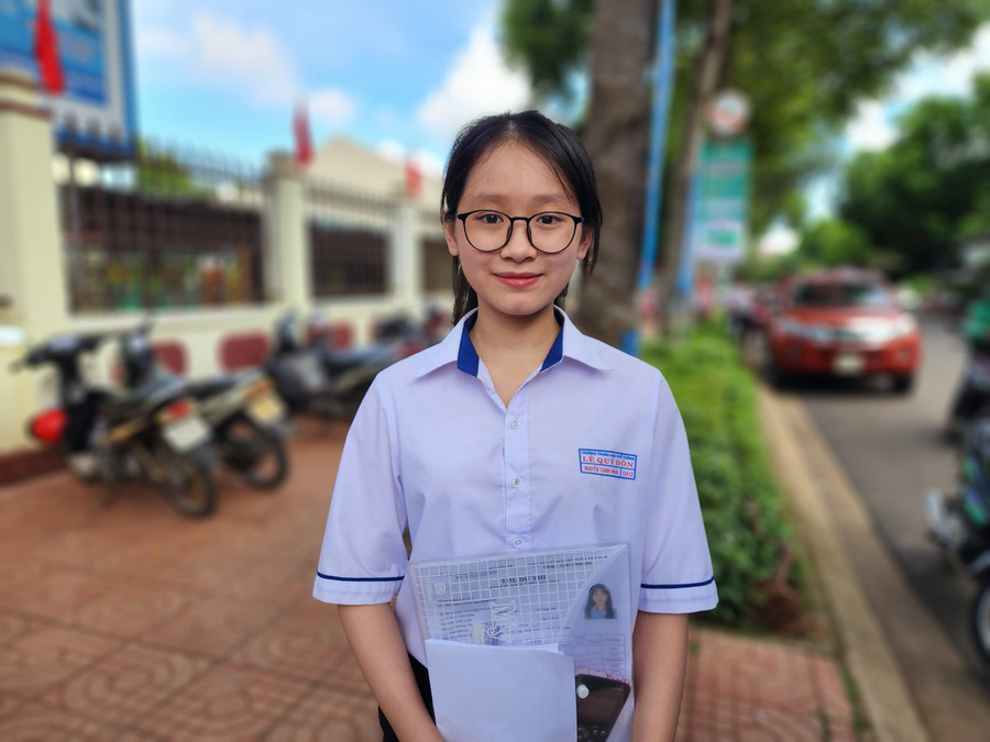 Không phải dân chuyên Văn, nhưng Nguyễn Thanh Nhàn rất hài lòng với bài làm của mình. (Ảnh: Thành Tâm)