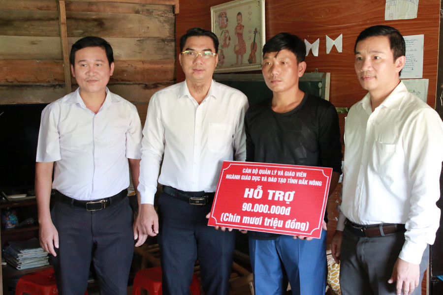 Ông Phan Thanh Hải cùng lãnh đạo phòng GD&ĐT huyện Krông Nô trao tặng tiền ủng hộ cho gia đình cô Tú. (Ảnh: Thành Tâm) Ông Phan Thanh Hải cùng lãnh đạo phòng GD&ĐT huyện Krông Nô trao tặng tiền ủng hộ cho gia đình cô Tú. (Ảnh: Thành Tâm)