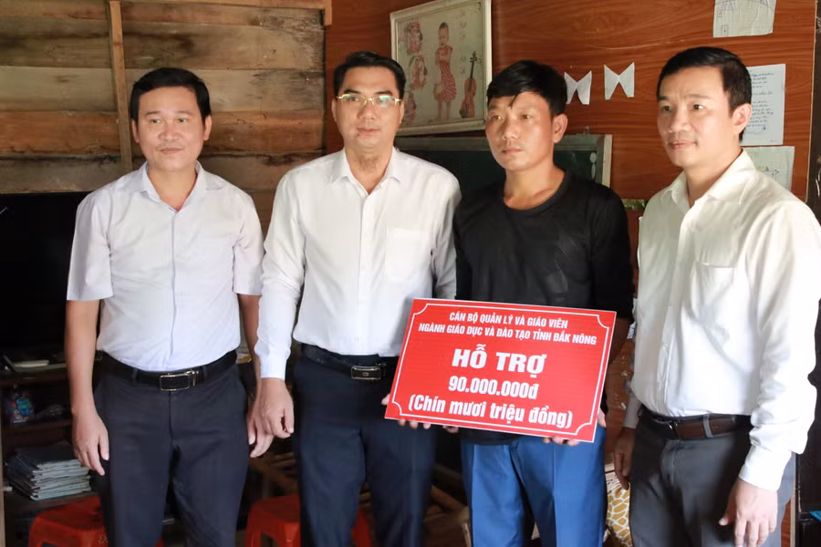 Ông Phan Thanh Hải cùng lãnh đạo phòng GD&amp;ĐT huyện Krông Nô trao tặng tiền ủng hộ cho gia đình cô Tú. (Ảnh: Thành Tâm)