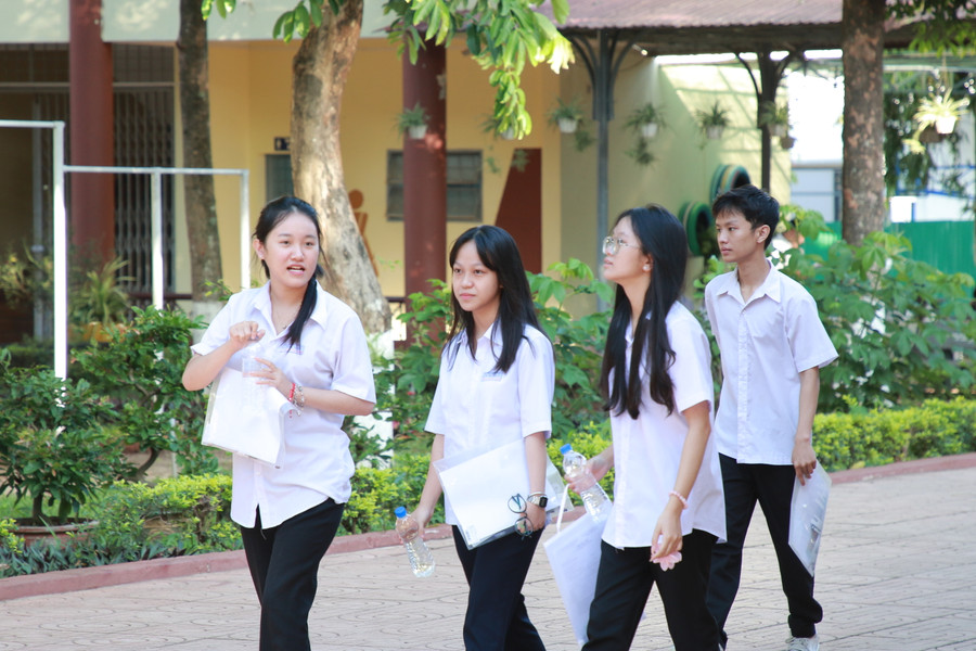 Thí sinh đến dự thi tại điểm thi Trường THPT Lê Quý Đôn, TP Buôn Ma Thuột. (Ảnh: TT).