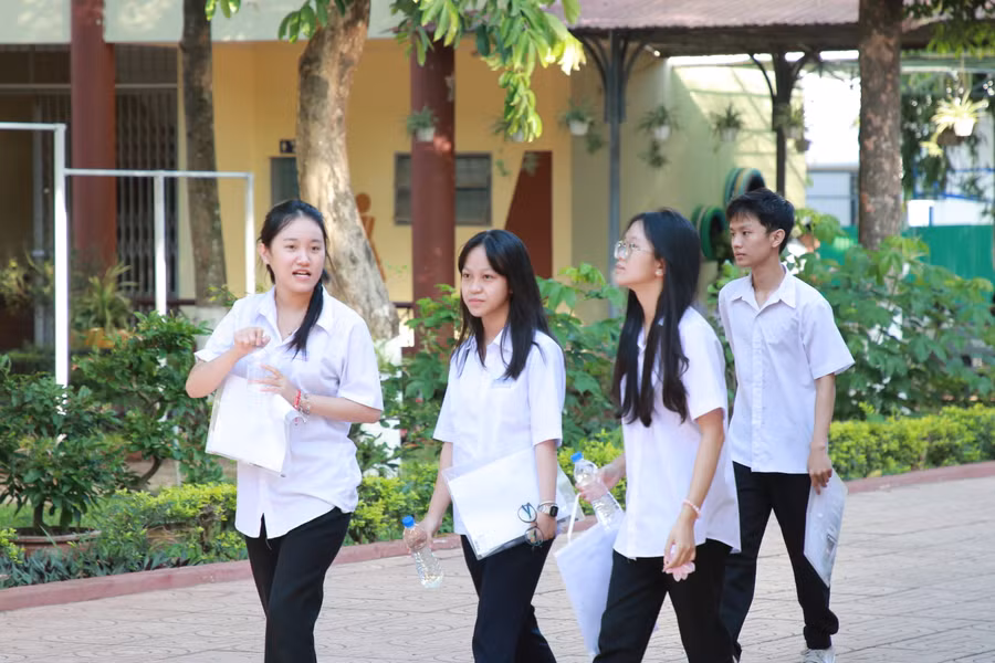 Thí sinh đến dự thi tại điểm thi Trường THPT Lê Quý Đôn, TP Buôn Ma Thuột. (Ảnh: TT).