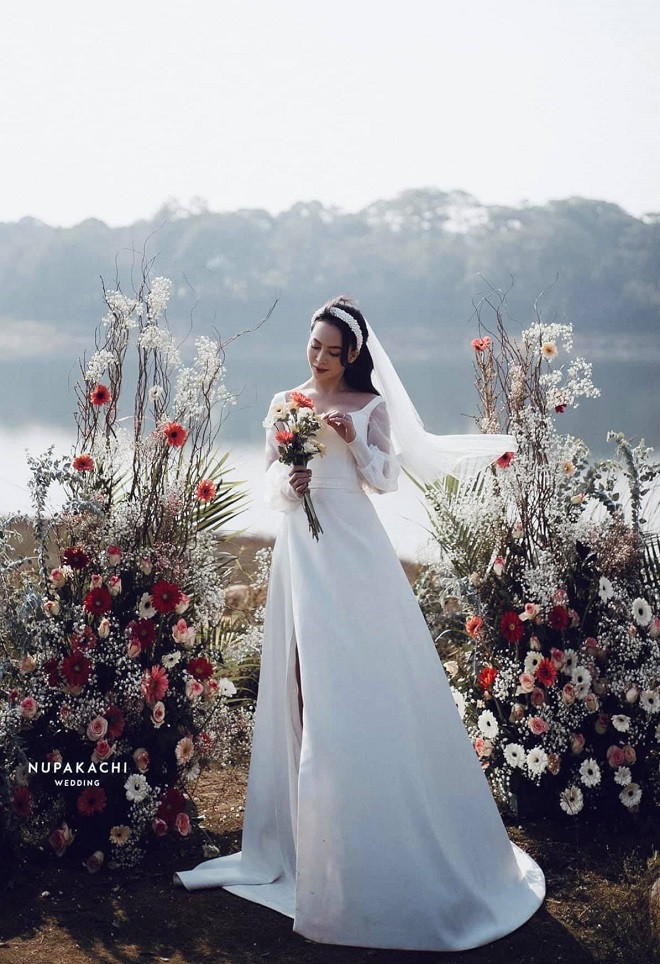 Sau 3 năm làm bạn và 4 năm hẹn hò, cả 2 quyết định về chung một nhà. Dù không hoạt động nghệ thuật nhưng bạn trai Mỹ Ngọc lại “biết chơi nhạc cụ và có máu nghệ sĩ” nên sau anh rất ủng hộ cô làm nghệ thuật. Mỹ Ngọc cho biết sau khi kết hôn cô vẫn sẽ vẫn hoạt động nghệ thuật bình thường. Dù hoạt động lâu trong làng giải trí nhưng cô không có thói quen sưu tầm hàng hiệu, thay vào đó cô đam mê với bất động sản hơn, trả lời phỏng vấn báo ione, Mỹ Ngọc cho biết: “Sau một thời gian chăm chỉ làm việc tại TP HCM, tôi tích cóp được khoảng 4-5 mảnh đất, nhưng chủ yếu ở Đà Lạt”. Cặp đôi đang tất bật chuẩn bị cho đám cưới vào tháng 4 năm nay